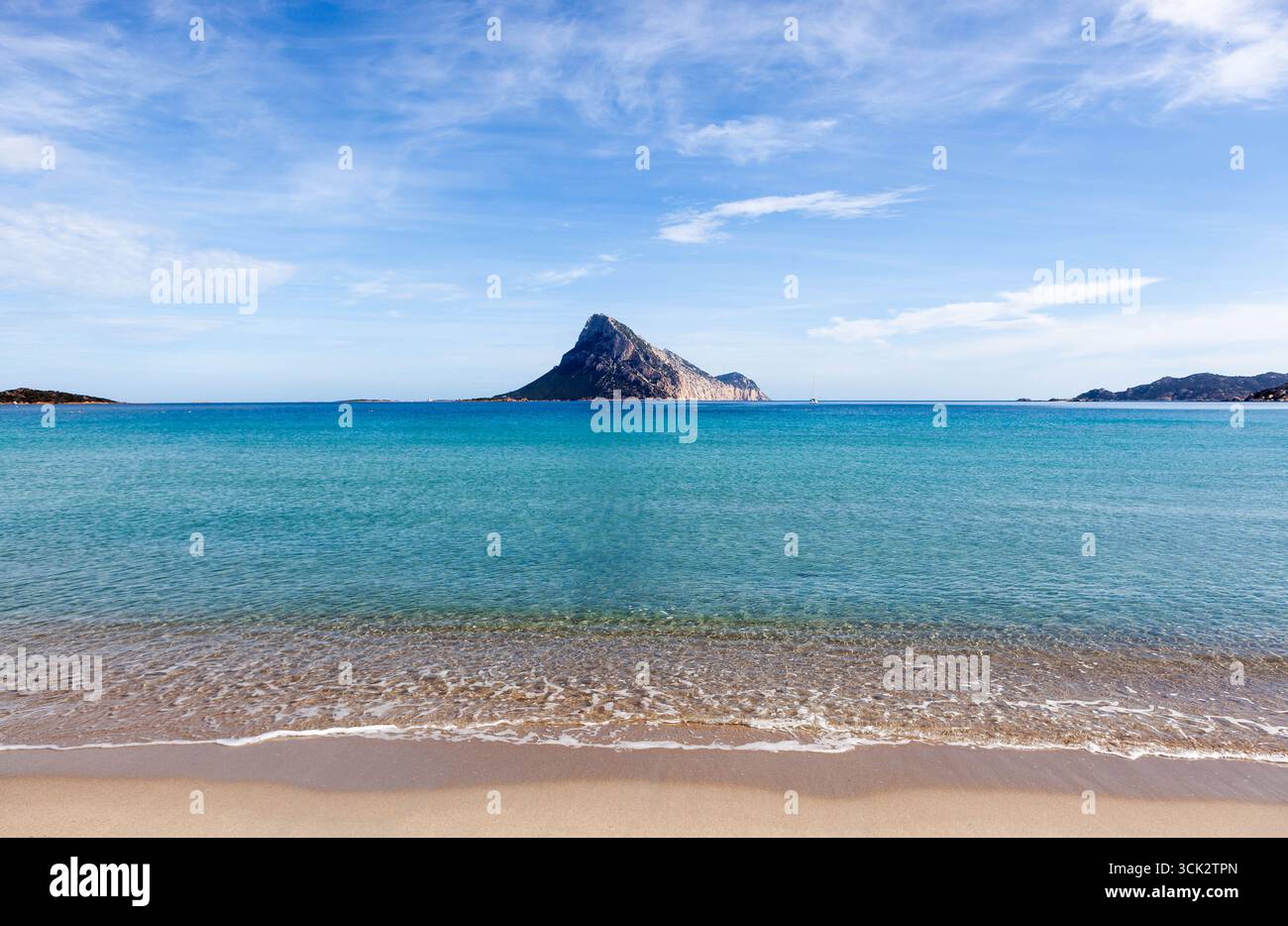 Splendida vista dell'isola di Tavolara sulla costa orientale della Sardegna. Foto Stock