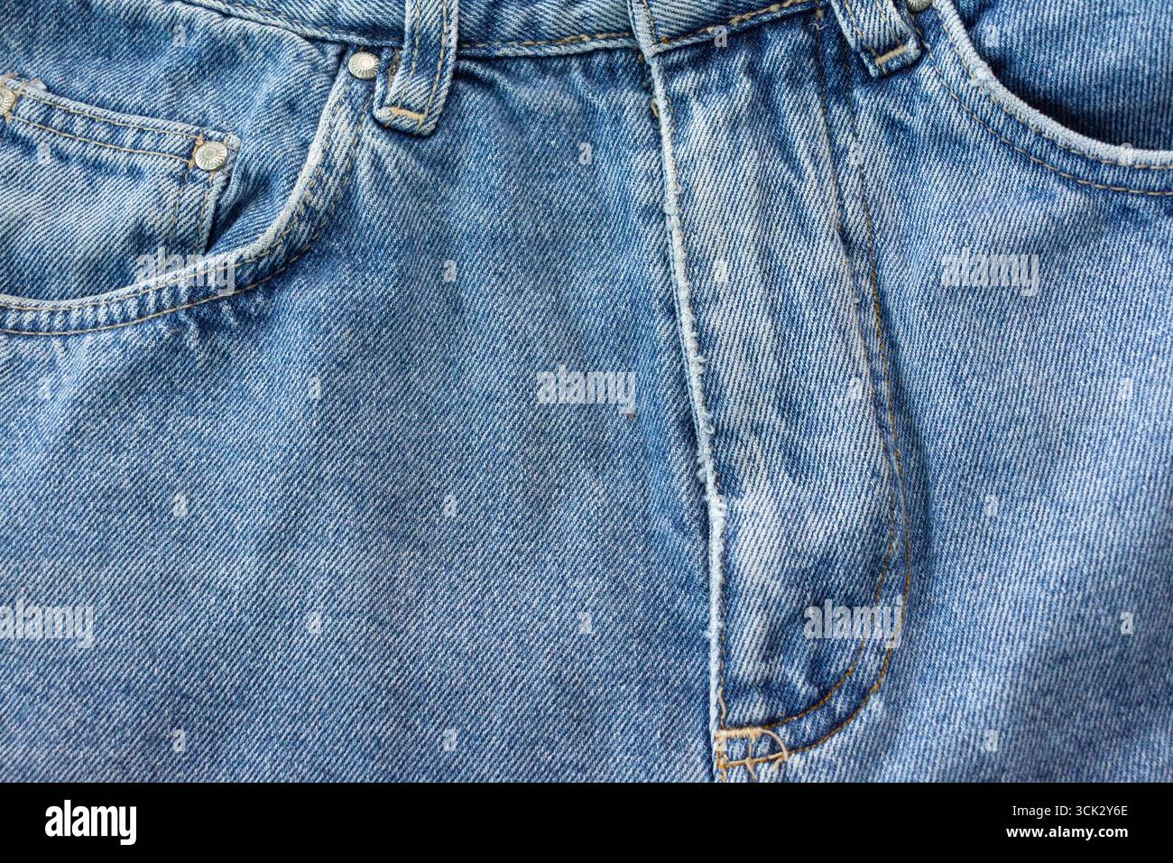 Primo piano con texture in denim blu, dettaglio del classico tessuto Blue Jeans Foto Stock