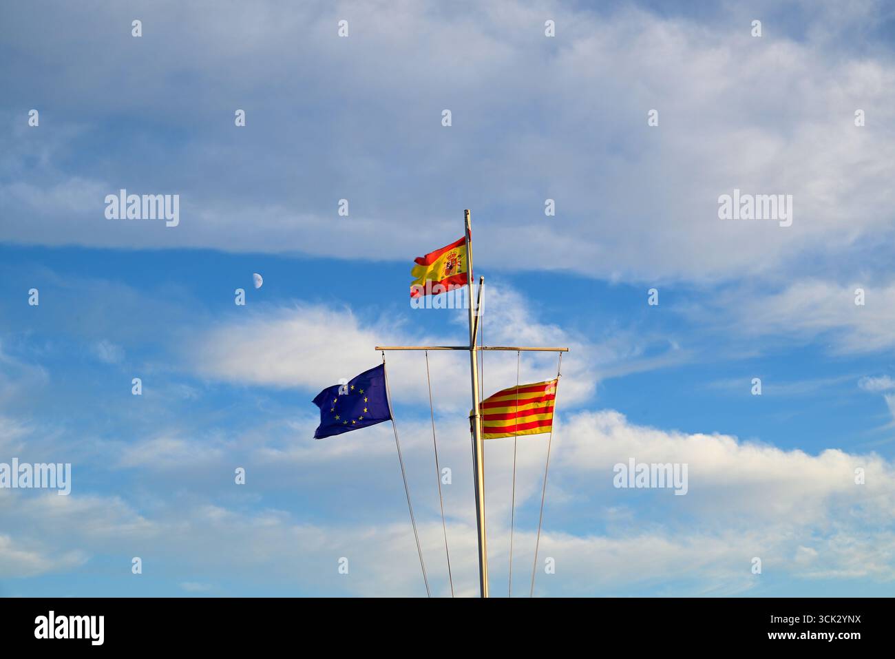 Bandiere spagnole ed europee nel porto di coma-ruga, Spagna Foto Stock