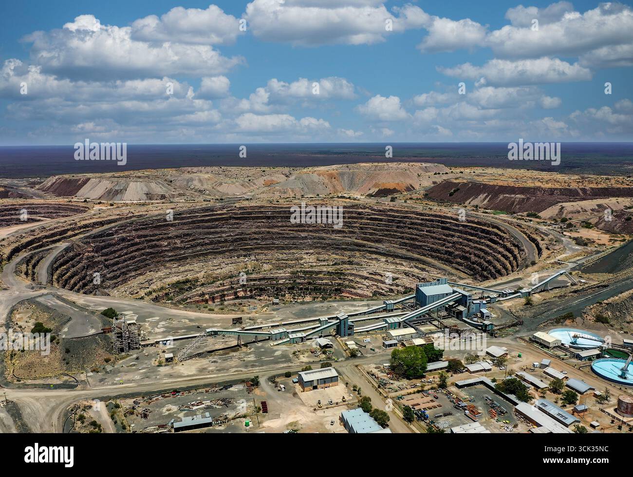 Vista aerea della miniera di diamanti a cielo aperto in Botswana, estrazione della kimberlite dalla cava lavorata presso la vicina fabbrica Foto Stock