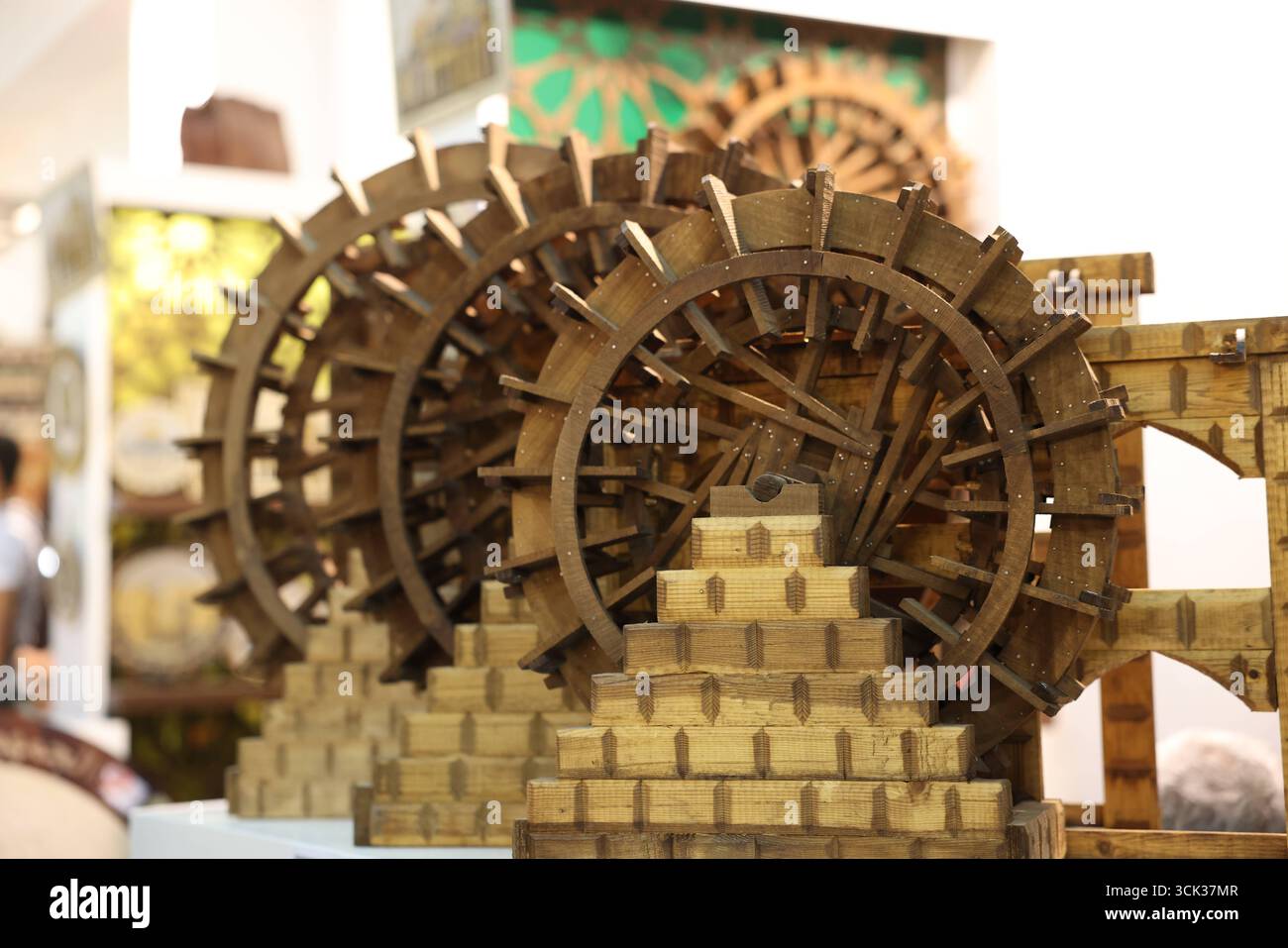 Gli artigiani siriani espongono opere d'arte fatte a mano alla Fiera Internazionale di Damasco. Gli artigiani siriani espongono pezzi artistici fatti a mano ai visitatori a Damasco Foto Stock