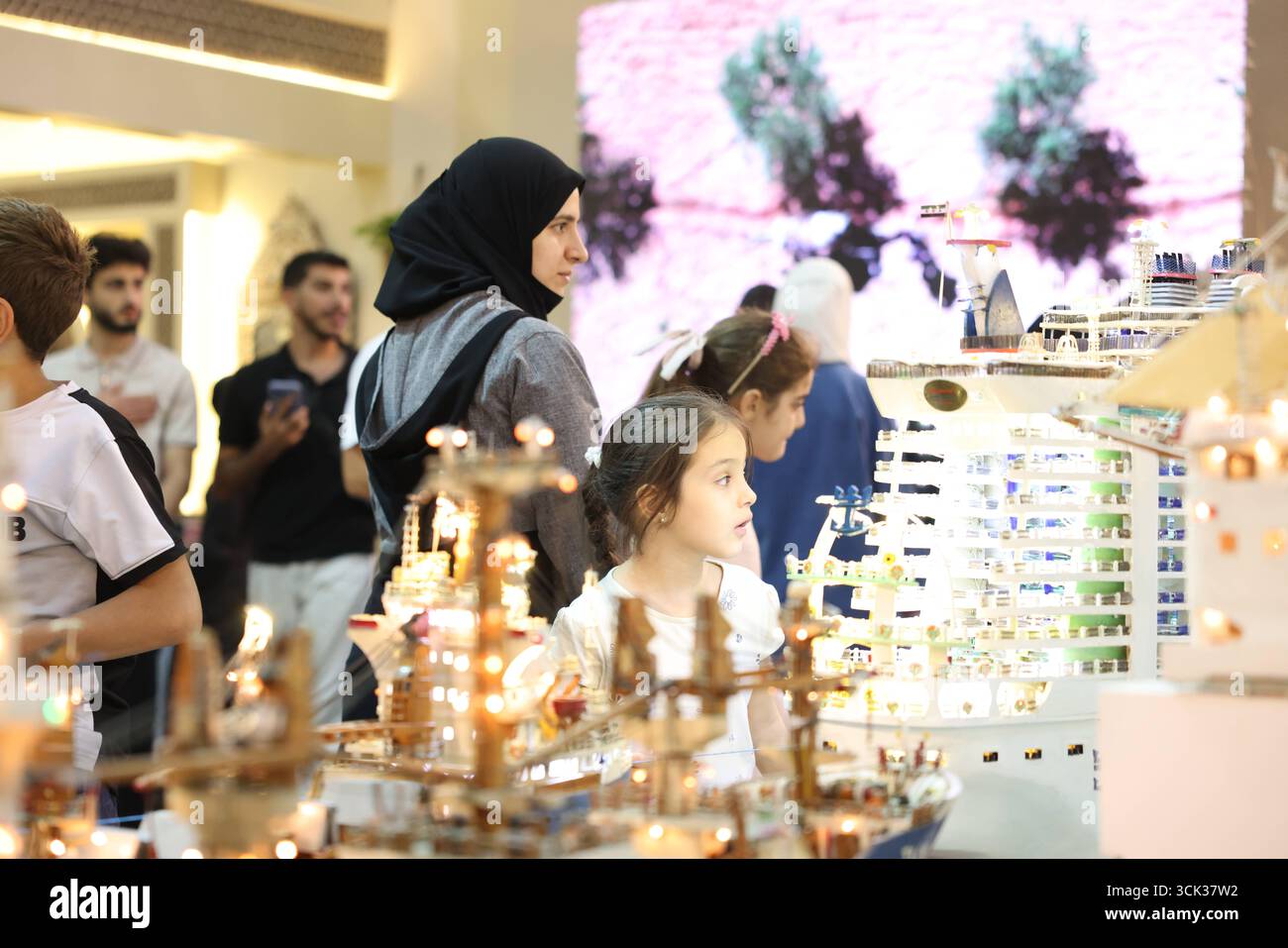 Gli artigiani siriani espongono opere d'arte fatte a mano alla Fiera Internazionale di Damasco. Gli artigiani siriani espongono pezzi artistici fatti a mano ai visitatori a Damasco Foto Stock
