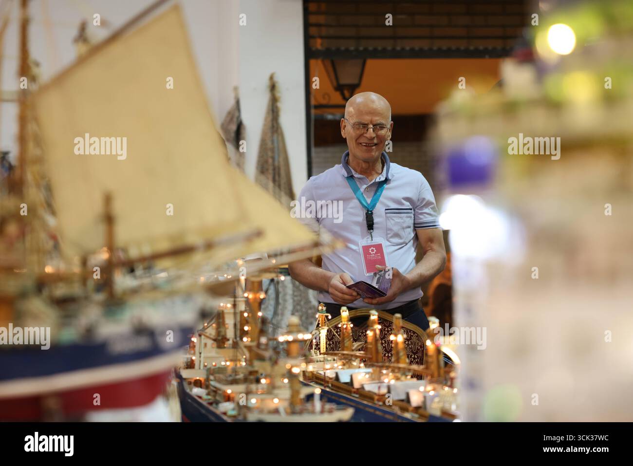 Gli artigiani siriani espongono opere d'arte fatte a mano alla Fiera Internazionale di Damasco. Gli artigiani siriani espongono pezzi artistici fatti a mano ai visitatori a Damasco Foto Stock