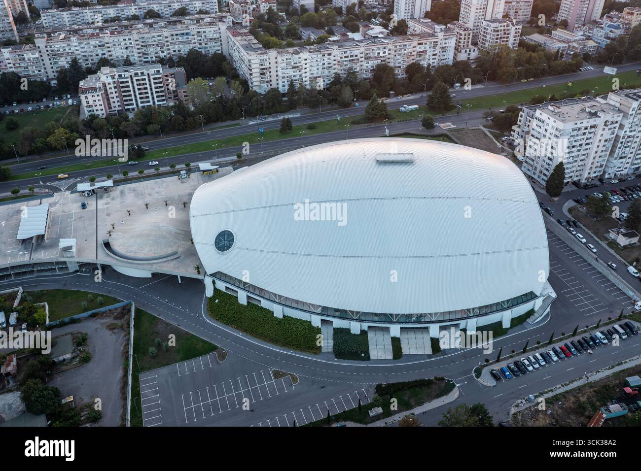 Burgas, Bulgaria - 08 settembre 2025: Veduta aerea della nuova arena sportiva moderna con a Burgas, Bulgaria Foto Stock