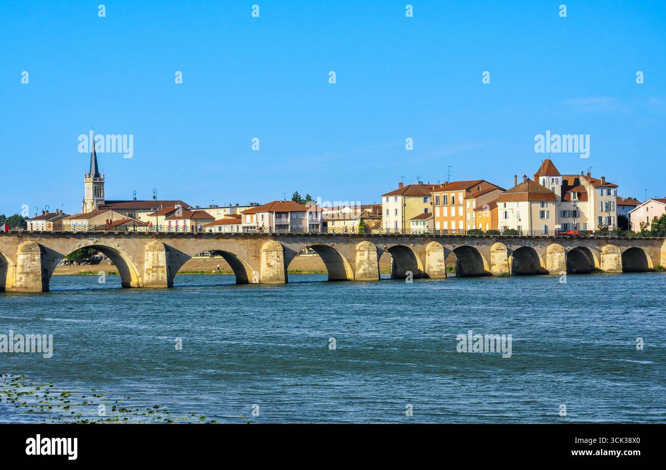 Patrimonio in pietra: Vista del ponte fluviale a Saint-Laurent-sur-Saône, tranquillità e qualità della vita francese Foto Stock
