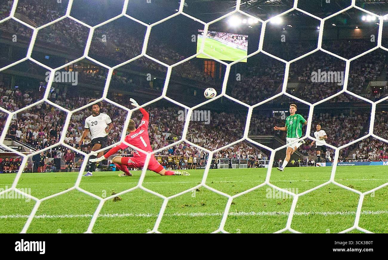Serge Gnabry della Germania segna, tira gol , Tor, Treffer, Torschuss 1-0 contro Bailey Peacock-Farrell dell'Irlanda del Nord nella partita di qualificazione ai Mondiali FIFA 2026 GERMANIA - IRLANDA DEL NORD 3-1 nella stagione 2025/2026 al 7 settembre 2025 a Colonia, Germania. Fotografo: Peter Schatz Foto Stock