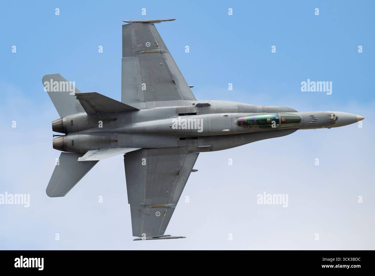 Il McDonnell Douglas F/A-18C Hornet dell'11 Squadron Finnish Air Force mette in scena una delle migliori esibizioni acrobatiche al Royal International Air Tattoo Foto Stock
