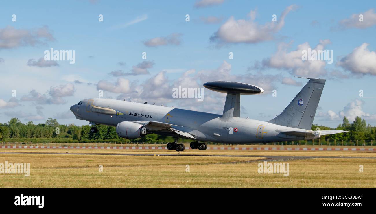 Boeing E3F Sentry AWACS velivoli di controllo e allarme rapido aviotrasportati dell'aeronautica francese lascia la RAF Fairford dopo aver partecipato all'Air Tattoo Foto Stock