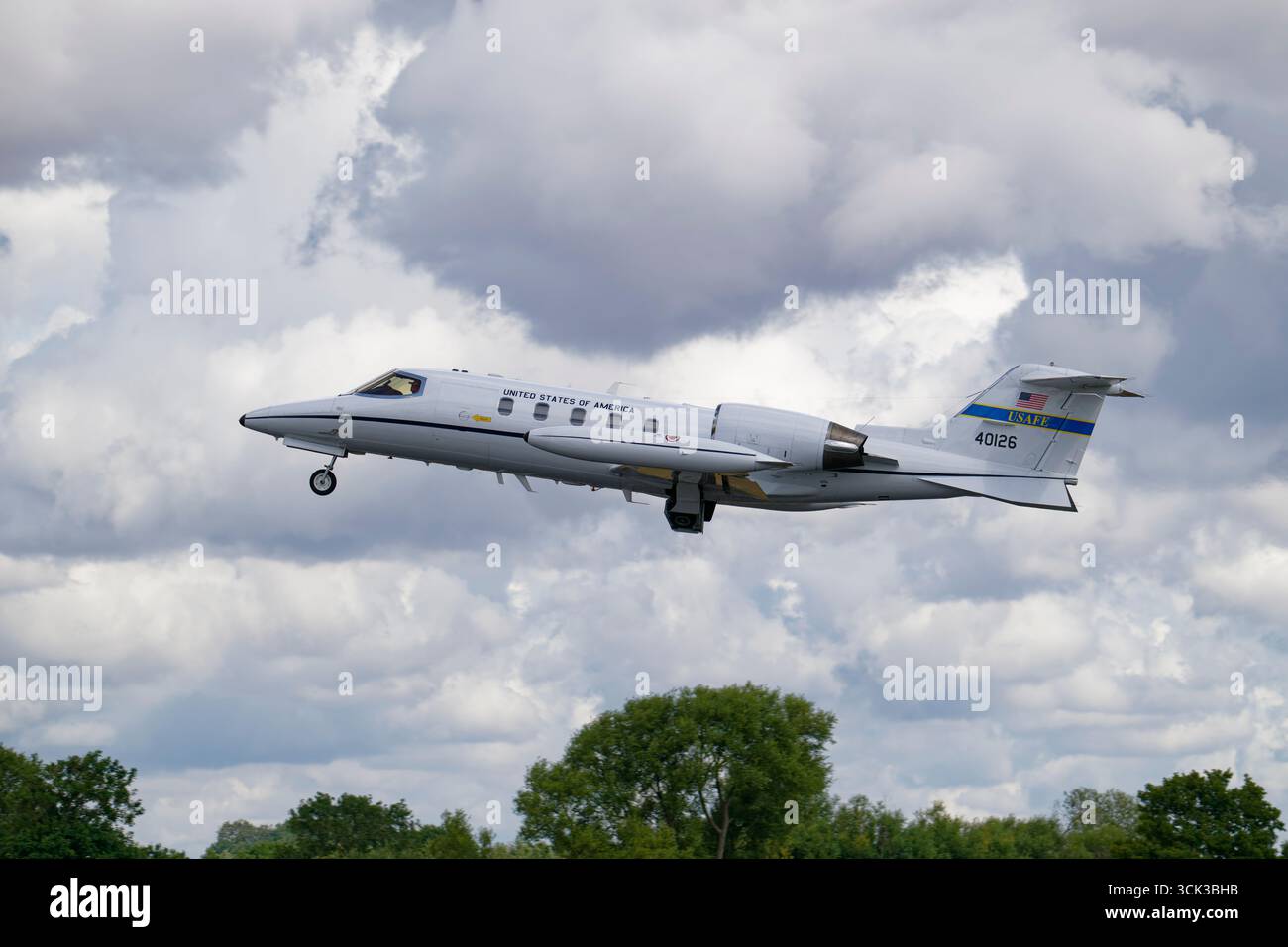Stati Uniti USAFE Learjet C-21A 40126 del 76th Airlift Squadron con base a Ramstein Air base in Germania parte dalla RAF Fairford dopo il RIAT Foto Stock