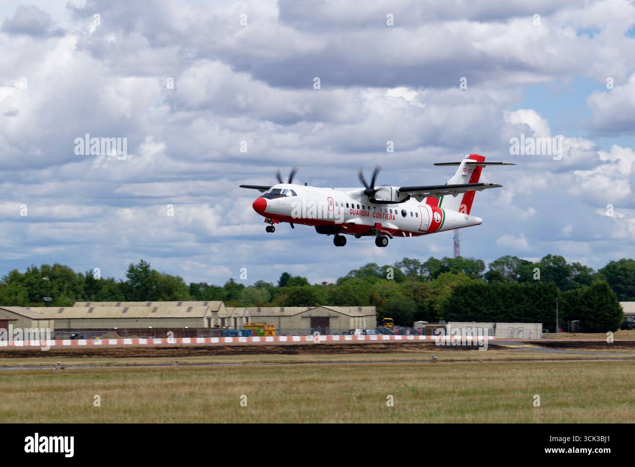 ATR 42-500MP Surveyor Aircraft della Guardia Costiera Italiana parte dalla RAF Fairford dopo aver partecipato al Royal International Air Tattoo. Foto Stock