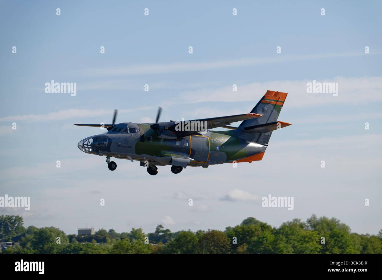 LET L-410FG Turbolet 1525 della Czech Air Force lascia la RAF Fairford dopo aver partecipato al Royal International Air Tattoo Foto Stock