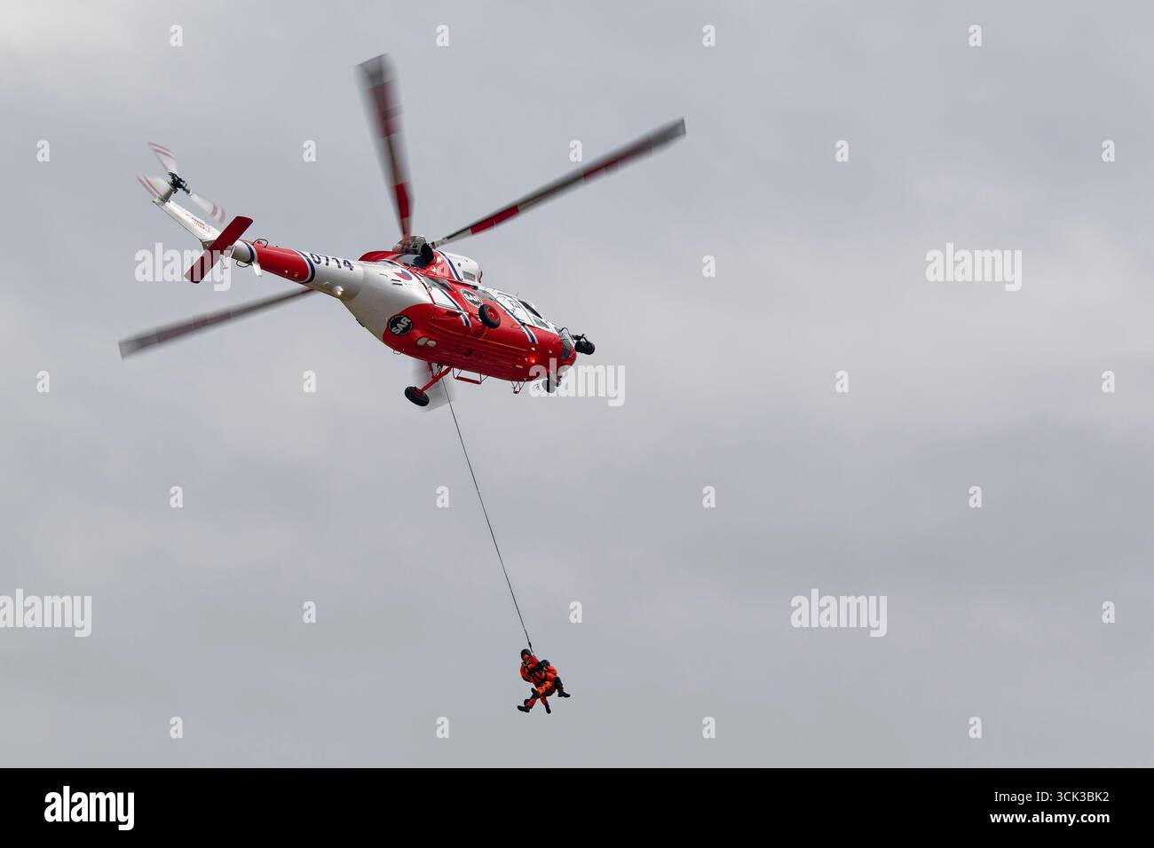 L'Aeronautica militare ceca ha organizzato una superba dimostrazione di ricerca e soccorso con un paio di elicotteri PZL W-3 Swidnik Sokul Twin Engine al RIAT Foto Stock