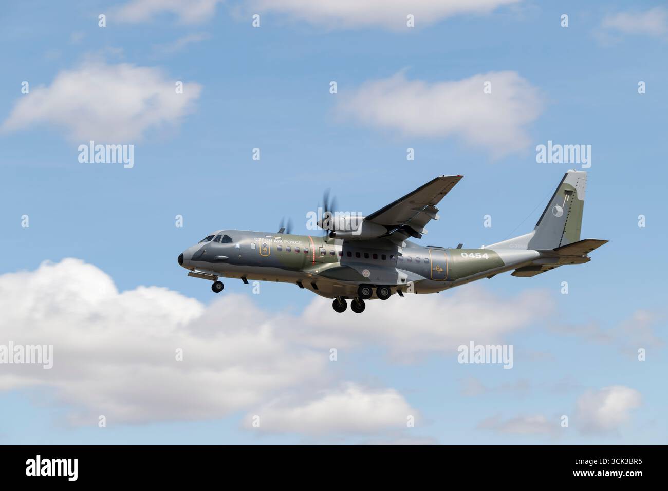 Un Airbus C295 Military Transport Aircraft del 242nd Transport and Special Squadron Czech Air Force arriva alla RAF Fairford per partecipare al RIAT Foto Stock