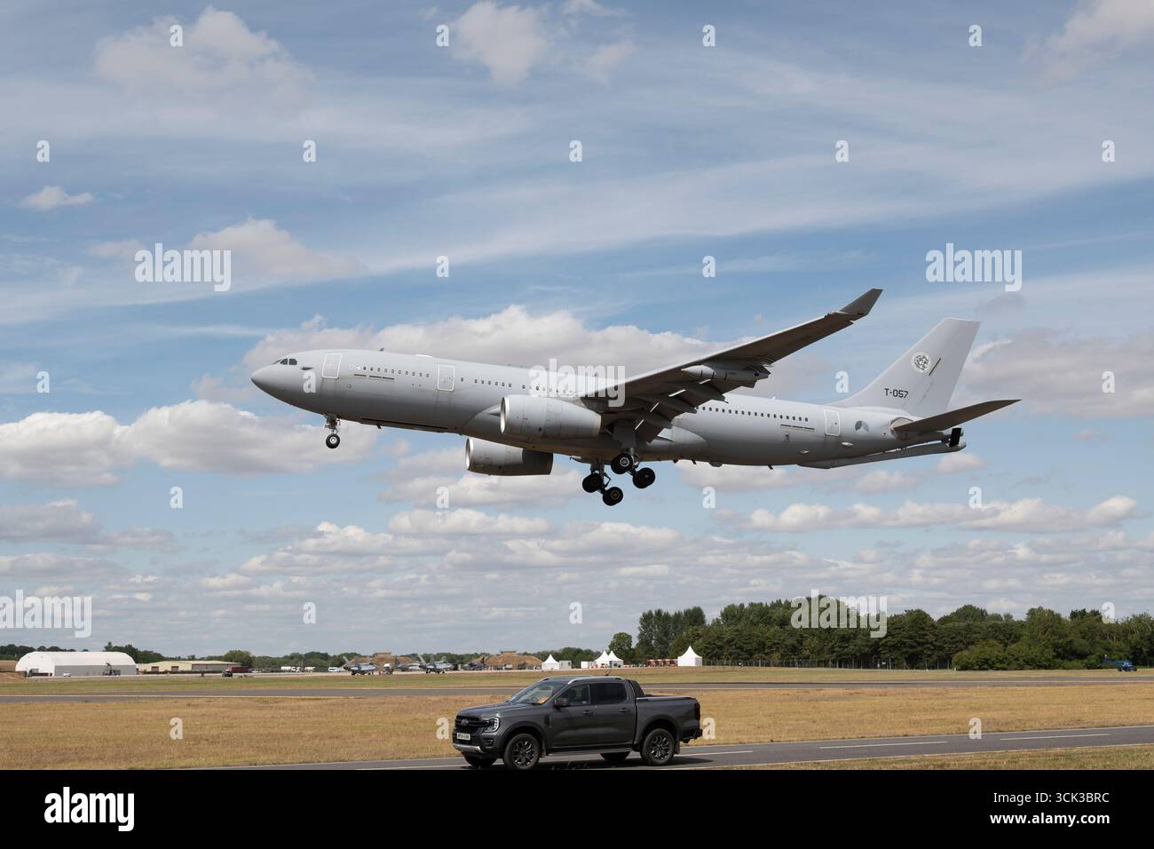 L'Airbus A330 Tanker Transport Aircraft della Royal Netherlands Air Force arriva alla base aerea RAF di Fairford nell'Inghilterra meridionale per l'Air Tattoo Foto Stock