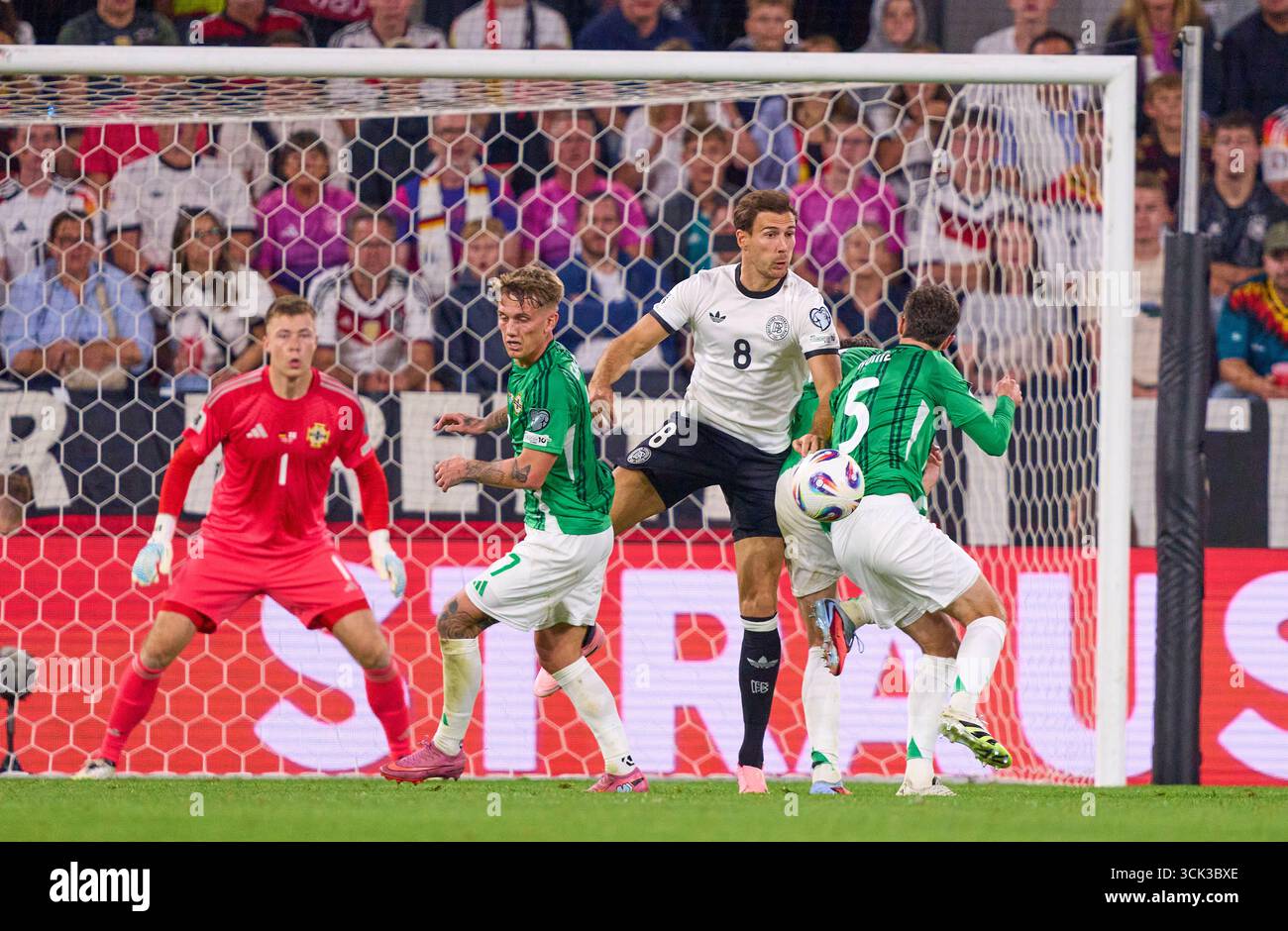 Leon Goretzka, Germania, gareggiano per il pallone, tackle, duello, colpo di testa, zweikampf, azione, lotta contro Trai Hume dell'Irlanda del Nord Ethan Galbraith dell'Irlanda del Nord Bailey Peacock-Farrell dell'Irlanda del Nord nella partita di qualificazione alla Coppa del mondo FIFA 2026 GERMANIA - IRLANDA DEL NORD 3-1 nella stagione 2025/2026 al 7 settembre 2025 a Colonia, Germania. Fotografo: Peter Schatz Foto Stock
