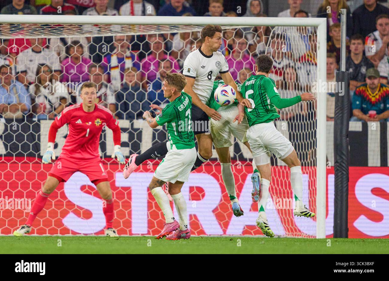 Leon Goretzka, Germania, gareggiano per il pallone, tackle, duello, colpo di testa, zweikampf, azione, lotta contro Trai Hume dell'Irlanda del Nord Ethan Galbraith dell'Irlanda del Nord Bailey Peacock-Farrell dell'Irlanda del Nord nella partita di qualificazione alla Coppa del mondo FIFA 2026 GERMANIA - IRLANDA DEL NORD 3-1 nella stagione 2025/2026 al 7 settembre 2025 a Colonia, Germania. Fotografo: Peter Schatz Foto Stock