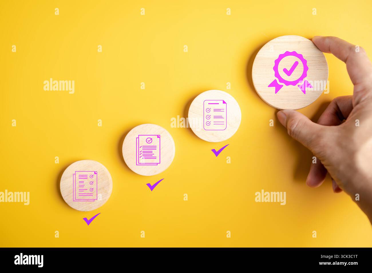 Controllo dei certificati, verifica dei documenti, processo di approvazione e concetto di garanzia della qualità con fasi di conformità e convalida. Foto Stock