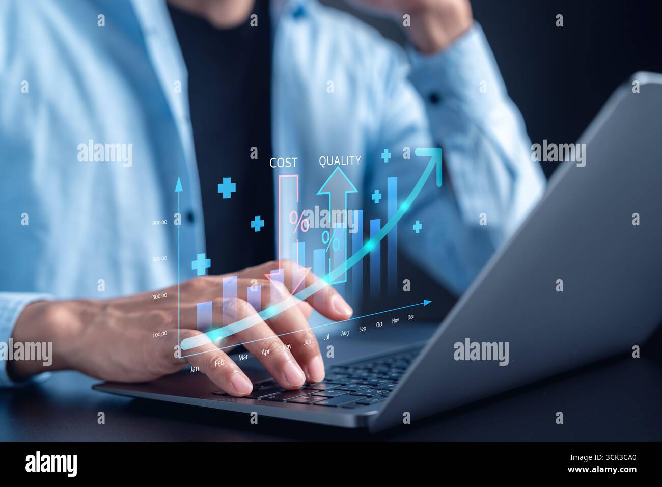 Uomo d'affari che analizza il grafico di gestione dei costi e della qualità sulla crescita aziendale dei notebook, sul miglioramento delle prestazioni, sulla strategia finanziaria e sul processo decisionale. Foto Stock