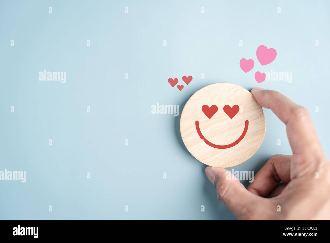 Un sorriso felice e un concetto di emozione per la cura di sé. gioia, amore, benessere mentale ed equilibrio emotivo. Foto Stock