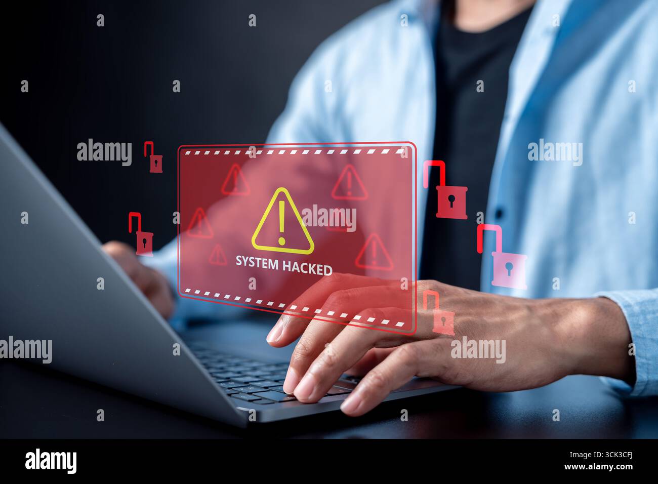 Avviso di violazione del sistema sullo schermo del notebook con icone rosse sbloccate con lucchetto, attacco informatico, dati Foto Stock