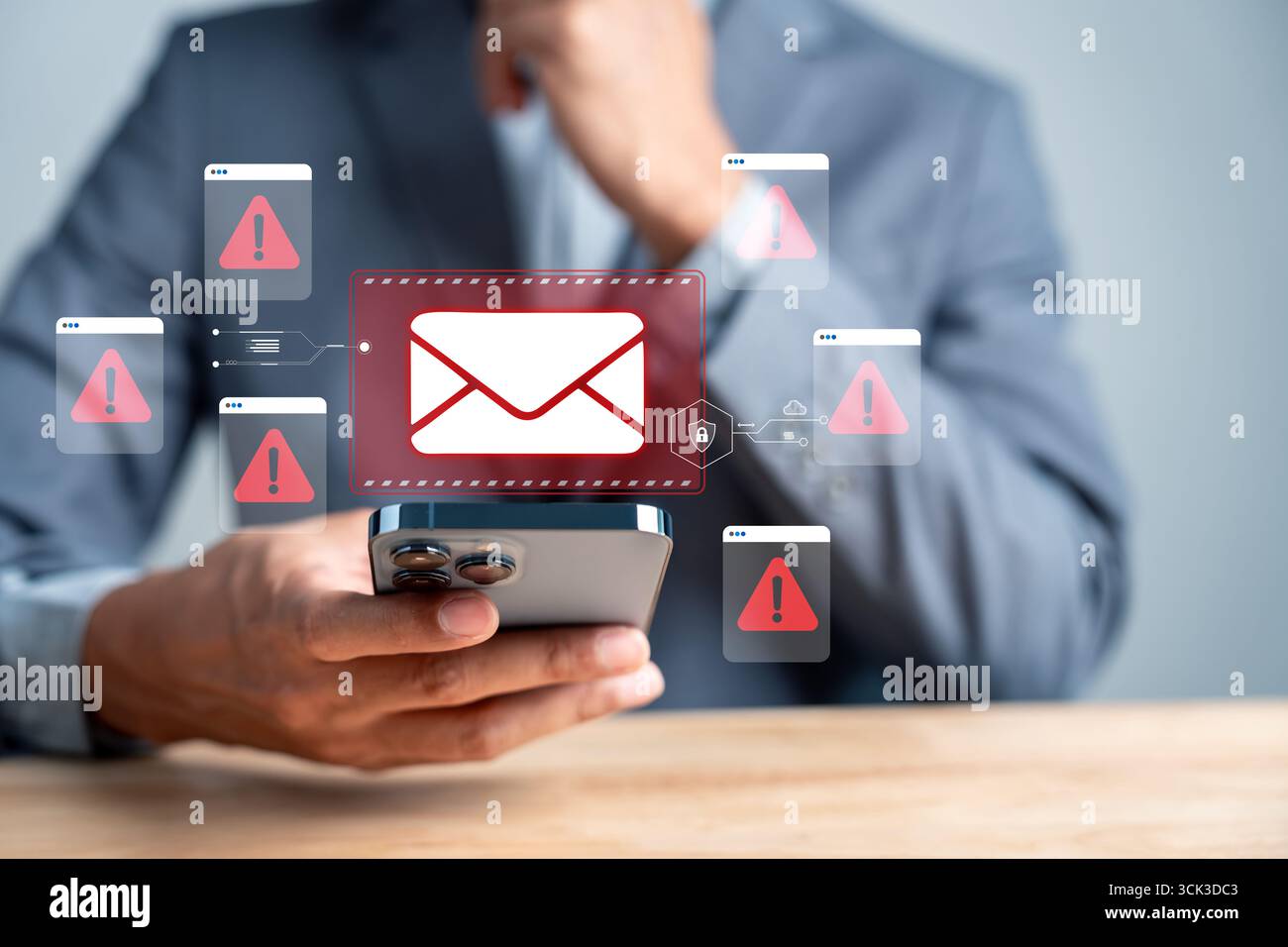 Pericolo e-mail di avviso. Uomo che controlla lo smartphone con un messaggio di posta elettronica di allarme rosso. truffe di phishing, minacce via e-mail Foto Stock