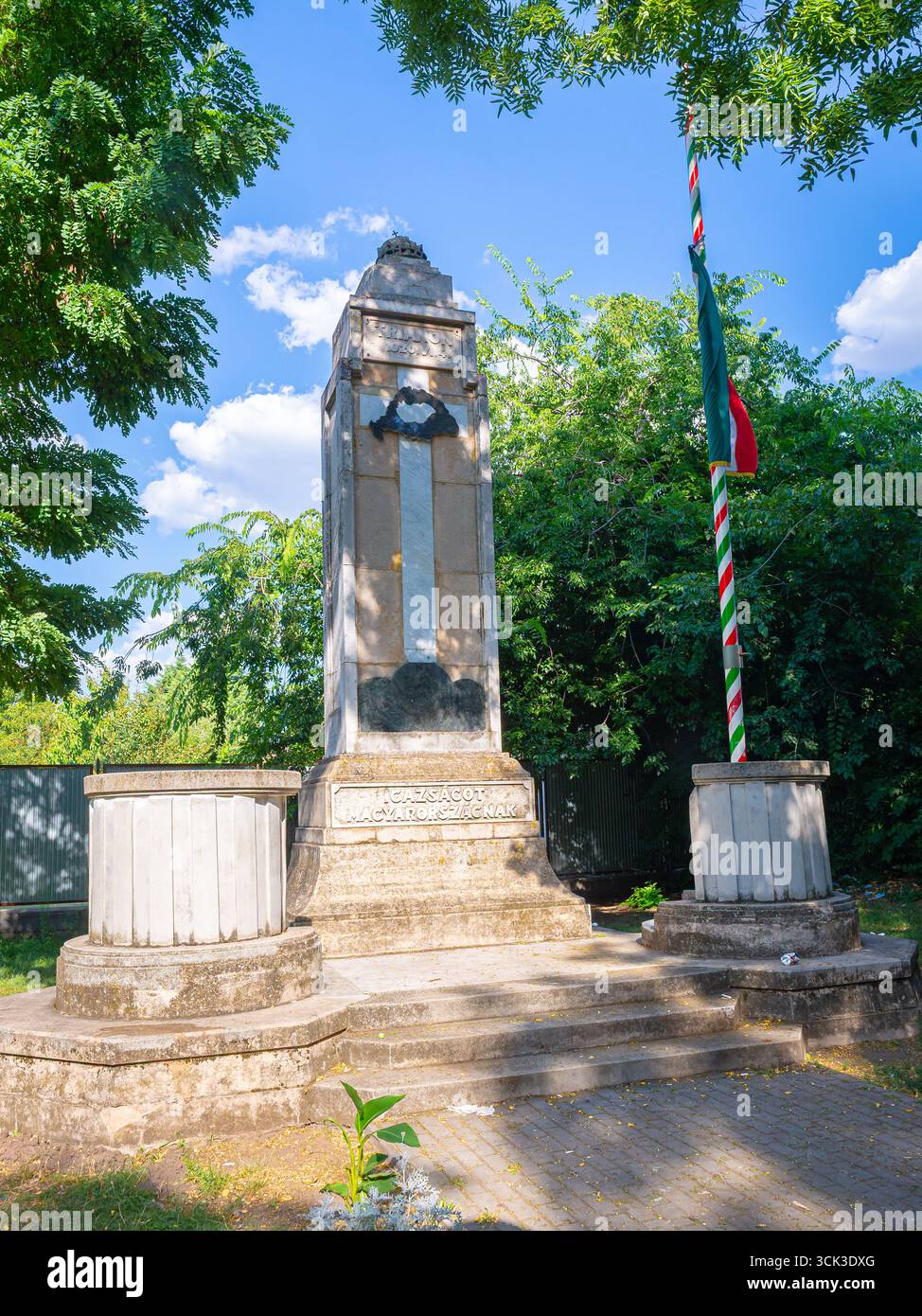 Colonna commemorativa storica con palo in un parco verde a Monor, Ungheria Foto Stock