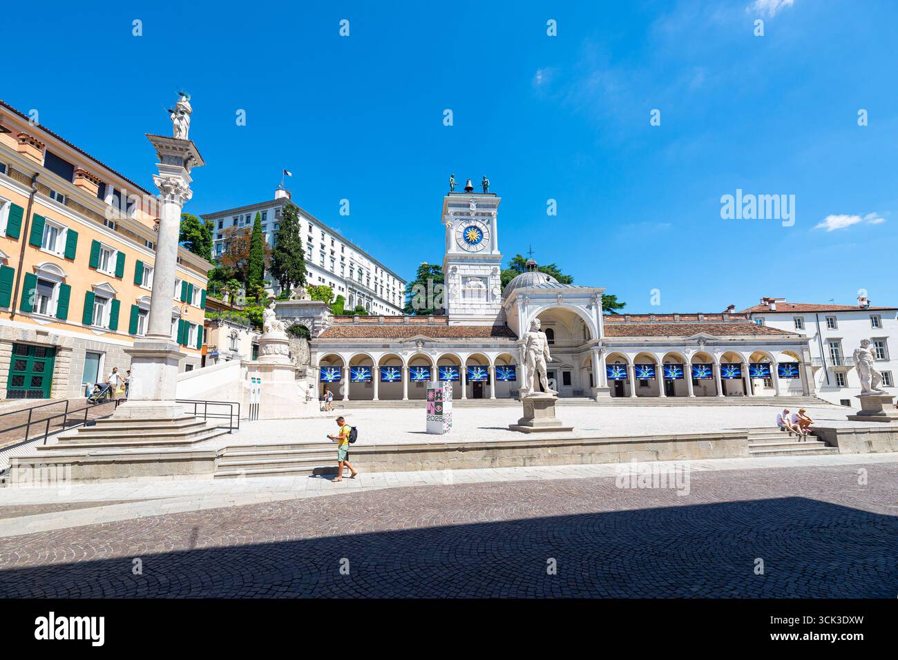 Loggia e Tempietto di San Giovanni con in cima la torre dell'orologio, in piazza Libertà, nella storica città di Udine. Foto Stock