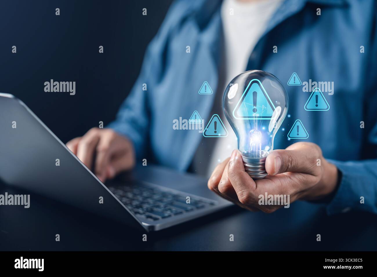 Avviso di sicurezza informatica, avviso dati, gestione dei rischi e sicurezza all'innovazione con persone che detengono il pericolo di lampadine, vulnerabilità del sistema e informazioni Foto Stock