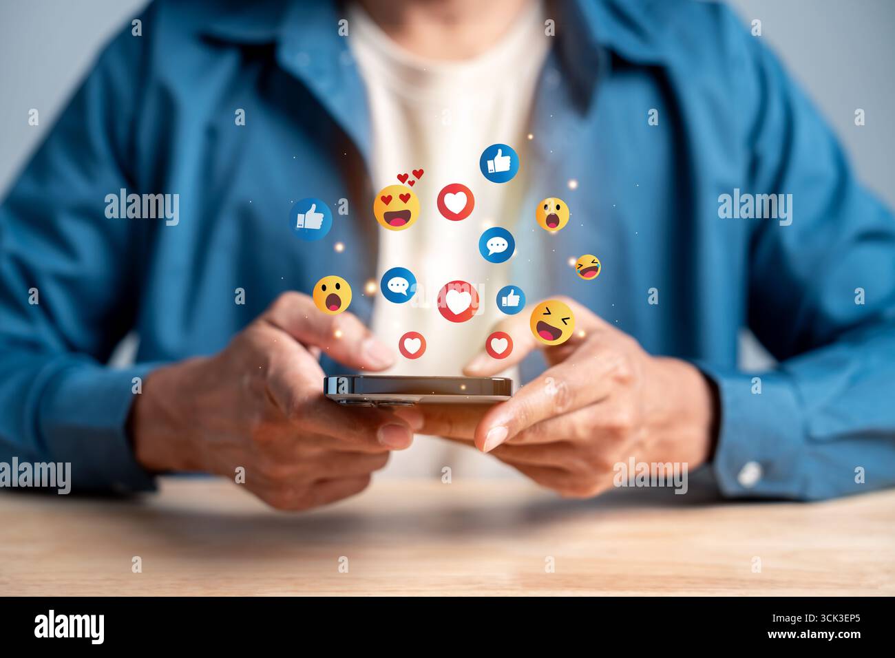 Social media, contenuti digitali, smartphone, emoji, reazione, tipo, commento, coinvolgimento, contenuti virali Foto Stock