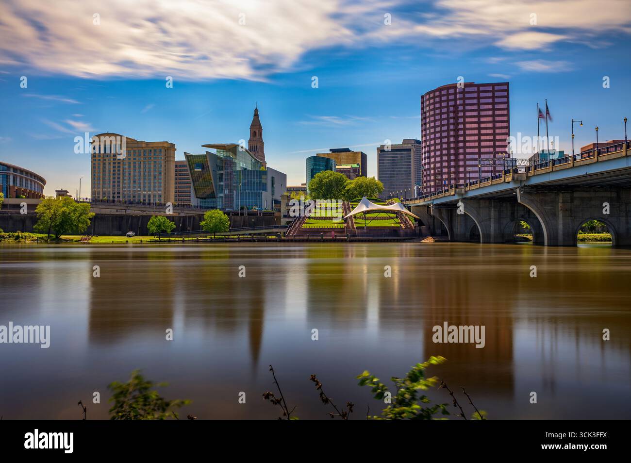 Hartford Skyline con Founders Bridge e il fiume Connecticut Foto Stock