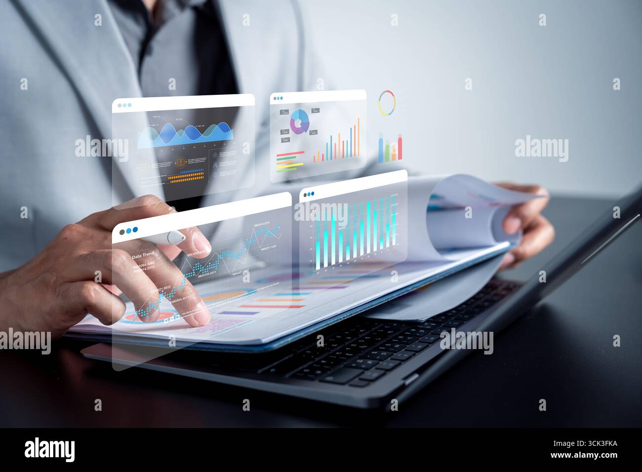 Analisi di mercato e crescita finanziaria con grafici digitali, grafici e report, analisi dei dati, prestazioni economiche, pianificazione aziendale, tendenze dei profitti, Foto Stock