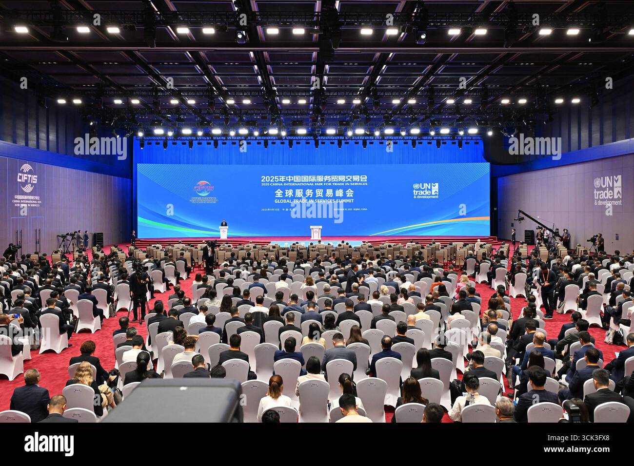 Pechino, Cina. 10 settembre 2025. Il Global Trade in Services Summit della China International Fair for Trade in Services (CIFTIS) 2025 si terrà a Pechino, capitale della Cina, il 10 settembre 2025. Crediti: Li Xin/Xinhua/Alamy Live News Foto Stock