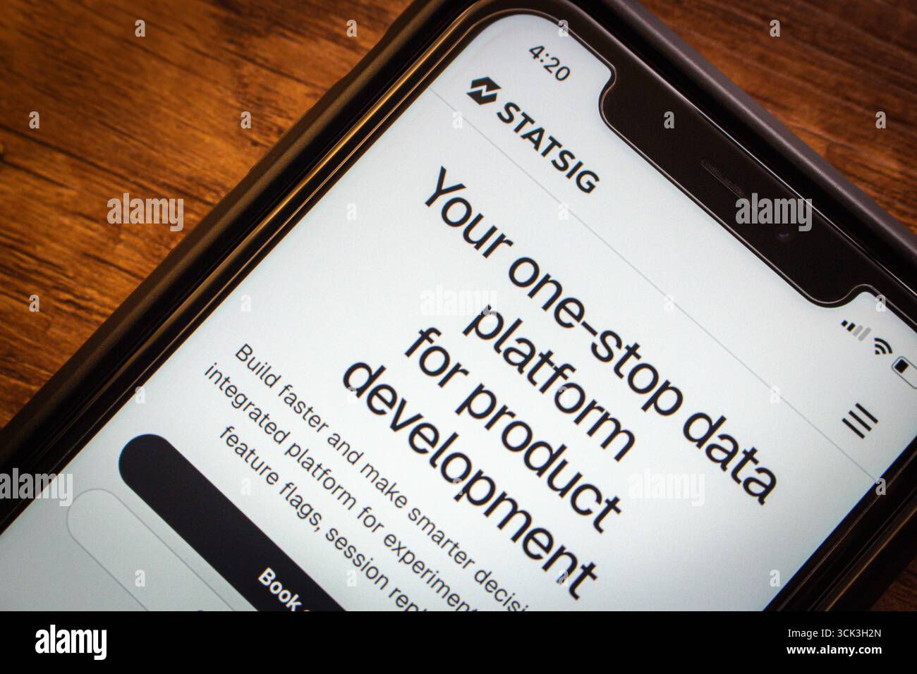 Smartphone che visualizza la homepage di Statsig incentrata su strumenti dati per lo sviluppo, la sperimentazione e la gestione delle funzioni dei prodotti. Foto Stock