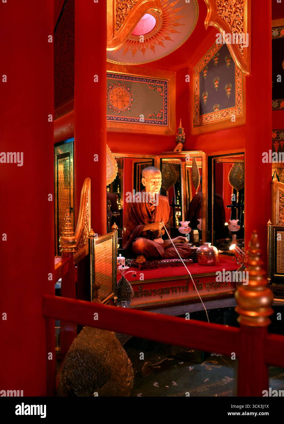 Thailandia: Immagine in cera di Somdej Toh (1788 - 1872) in un santuario dedicato al famoso monaco Wat Indrawiharn, Bangkok. Somdet to (B.E. 2331 - 2415), formalmente noto come Somdet Phra Buddhacarya fu uno dei monaci buddisti più famosi durante il periodo Rattanakosin della Thailandia e rimane uno dei monaci più venerati del paese. La caratteristica principale del Wat Intharawihan di Bangkok è il Buddha alto 32 metri chiamato Luang Pho to o Phrasiariyametri. Ci sono voluti più di 60 anni per essere completata ed è decorata con mosaici di vetro e oro 24 carati. Il topknot del Buddha imag Foto Stock