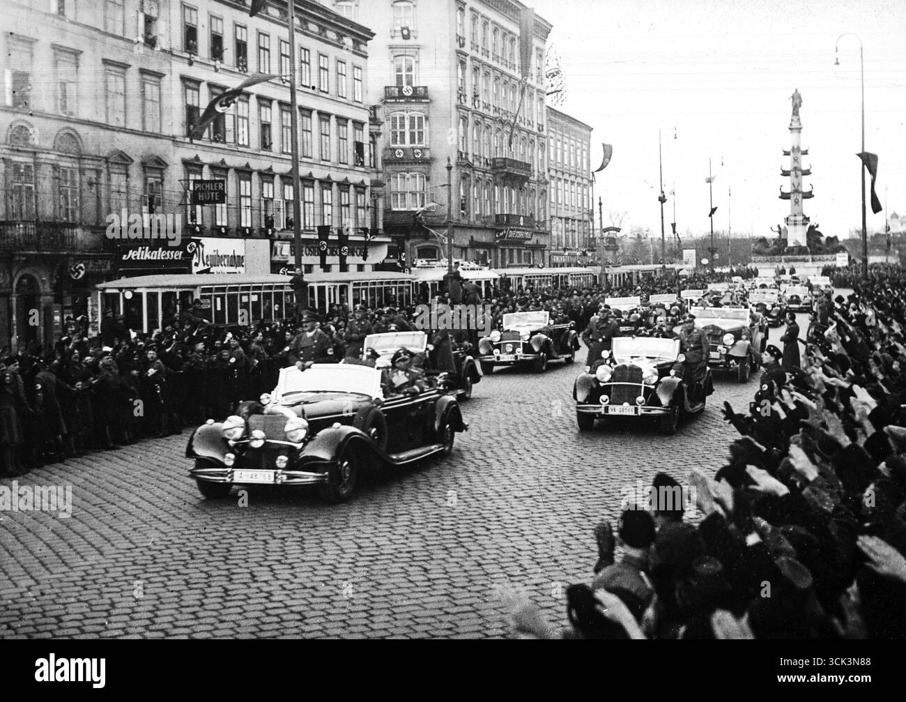 Adolf Hitler a Vienna, in piedi su un'auto Mercedes, marzo 1938 Foto Stock