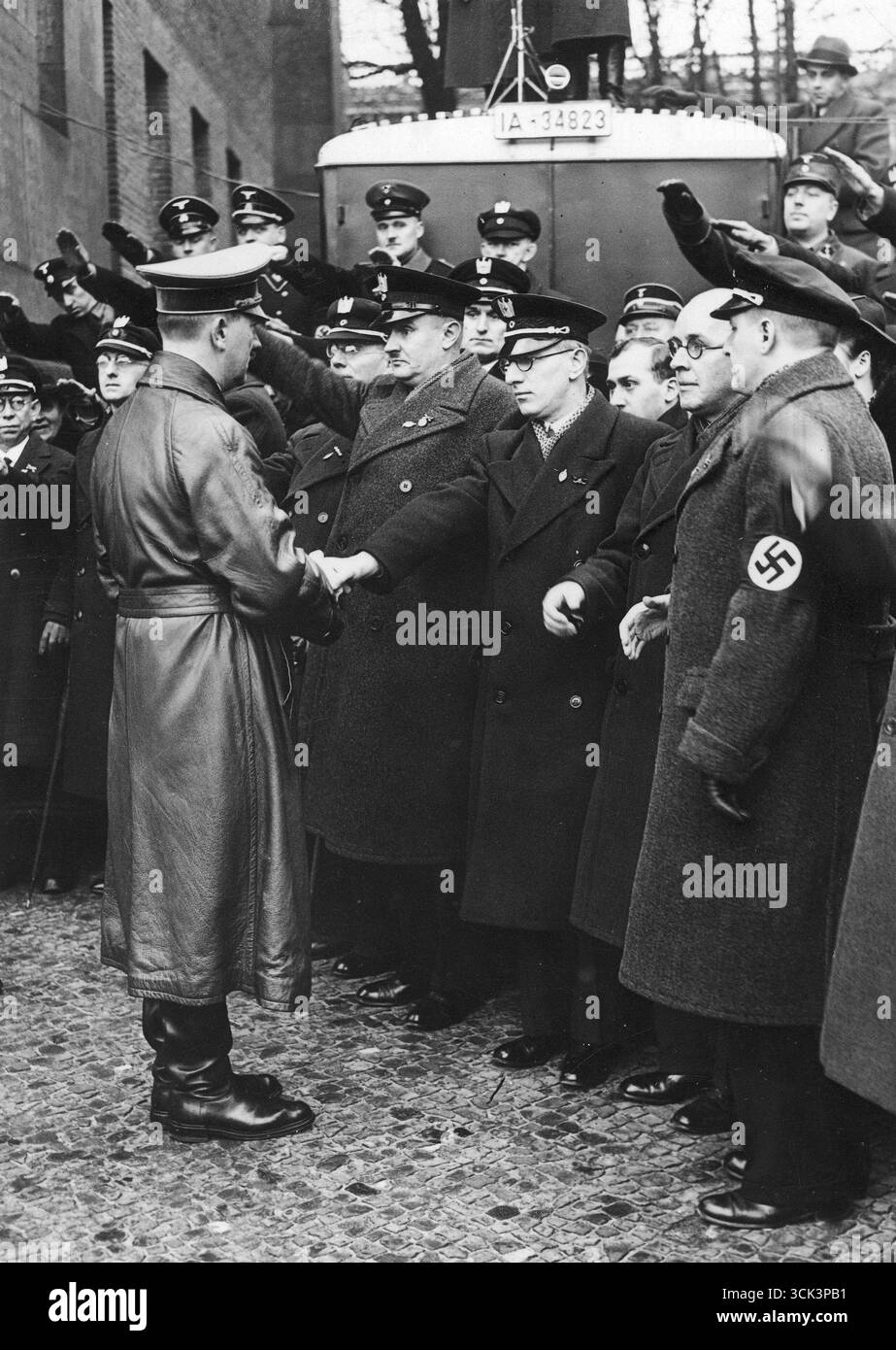 Il leader nazista tedesco e cancelliere del Reich Adolf Hitler saluta i veterani nel 1937 Foto Stock