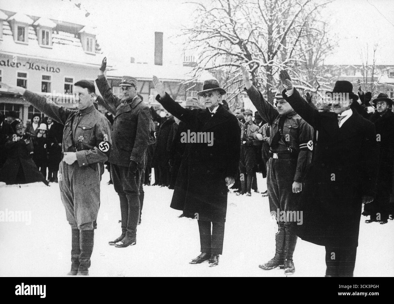 Saluto nazista - Adolf Hitler esamina le unità NSDAP, 1931 Foto Stock