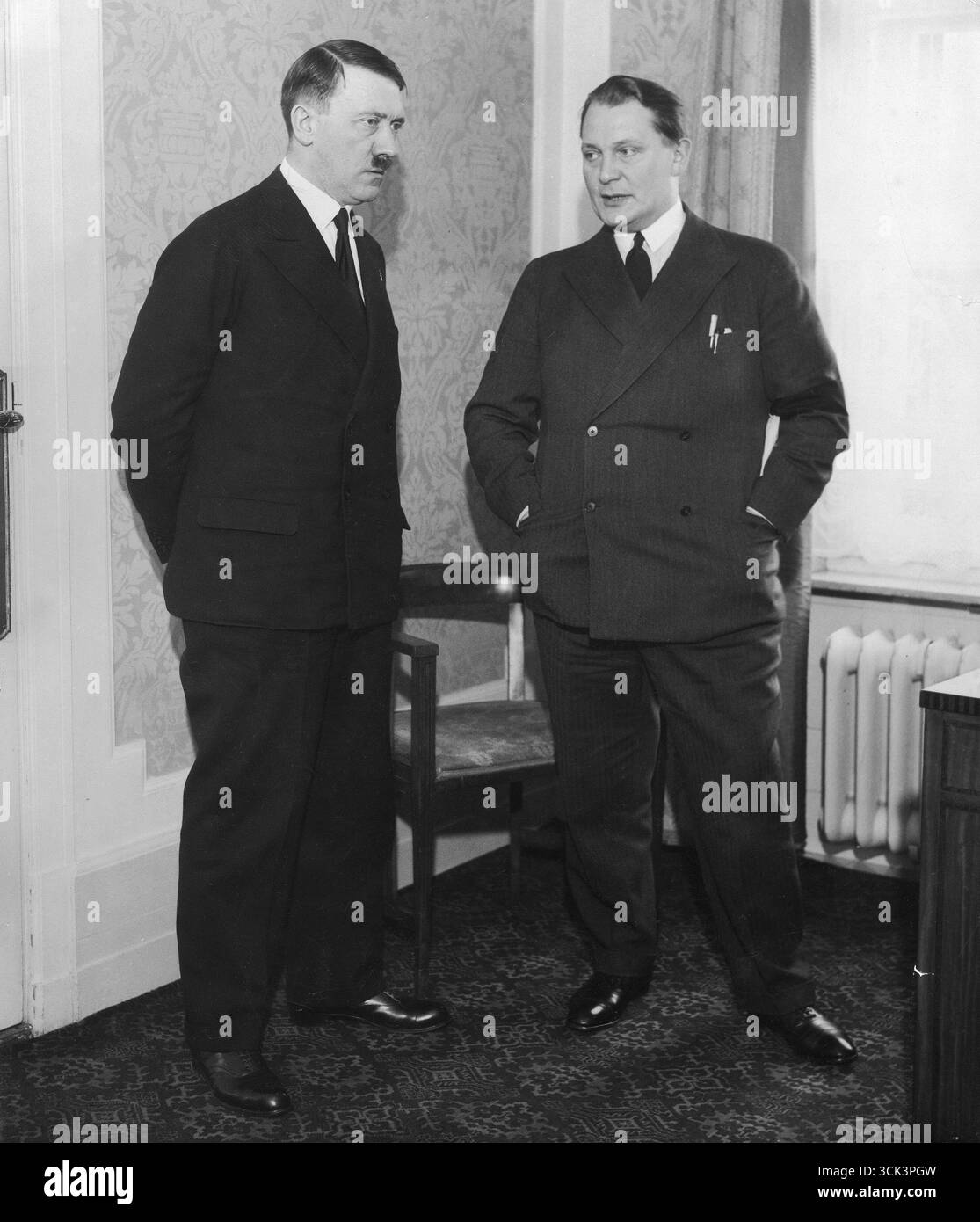 Il leader del NSDAP Adolf Hitler in compagnia del politico Hermann Goering. 1931 Foto Stock