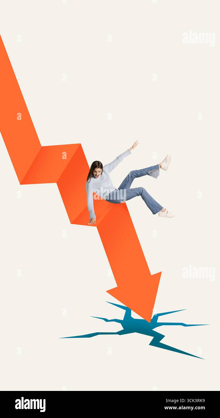Grafica digitale creativa. Donna che cade giù freccia arancione con un'espressione scioccata Foto Stock