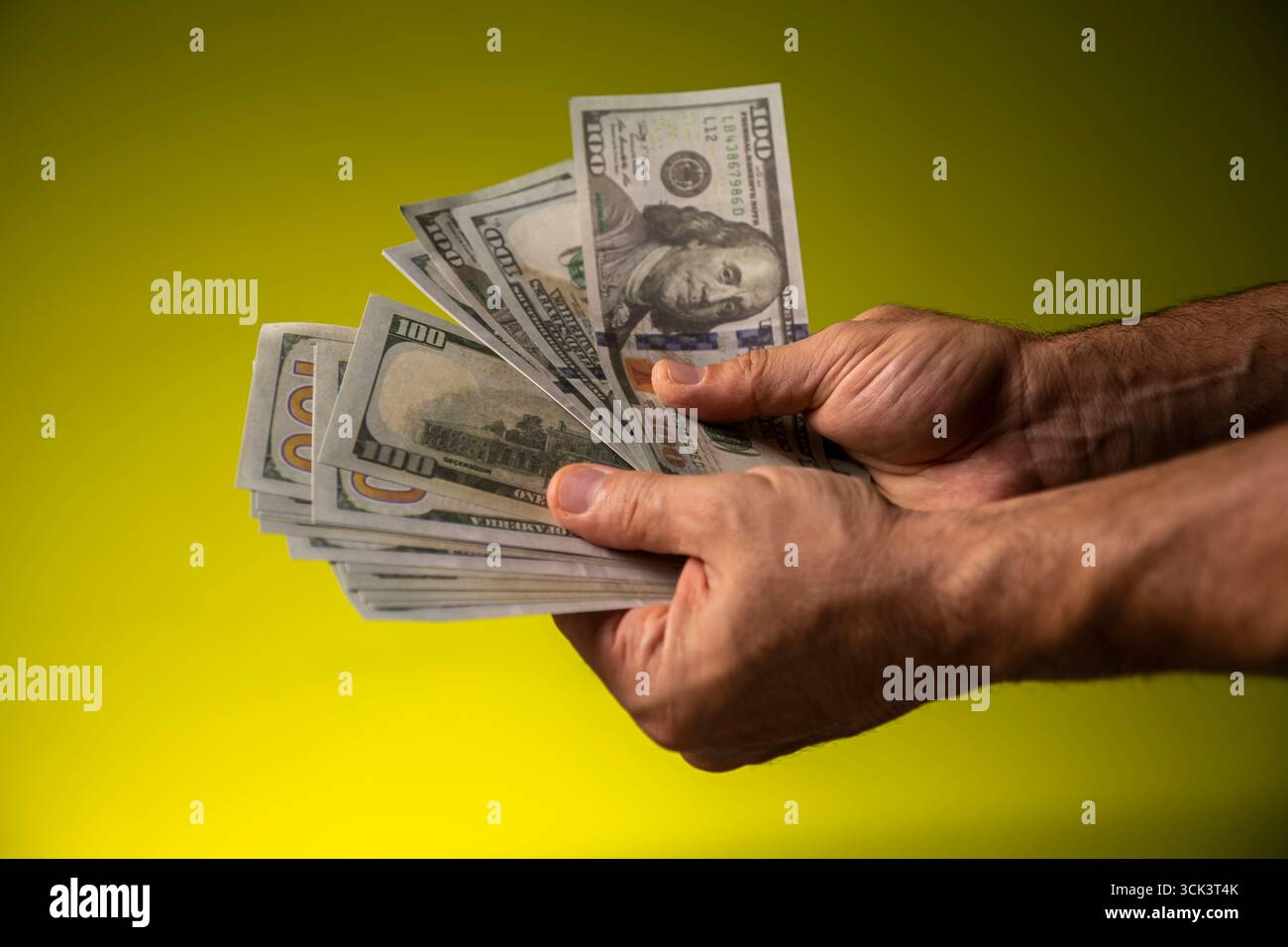 Una mano maschile con un dollaro Foto Stock