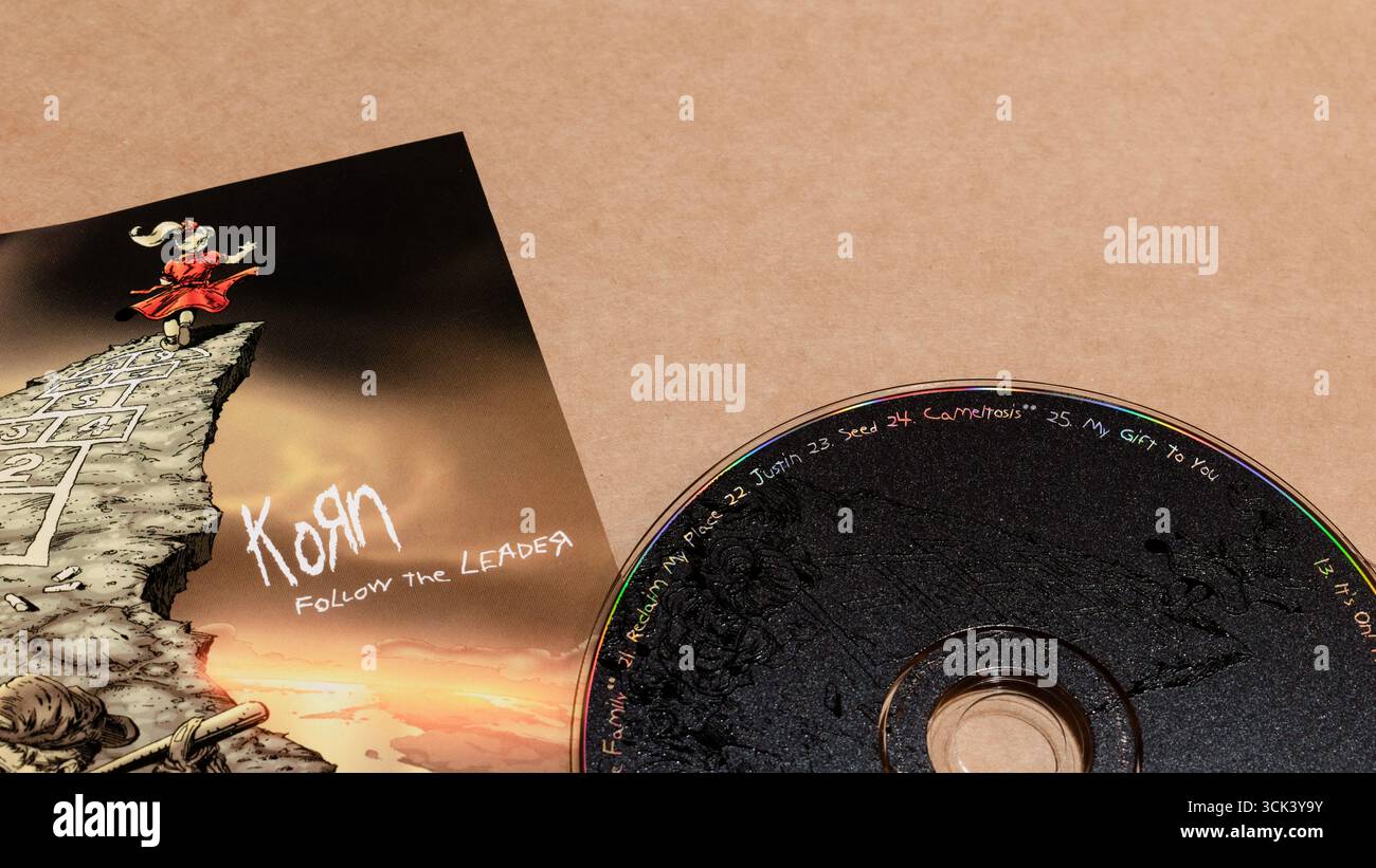 "Korn - Follow the leader" CD album con compact disc e copertina, isolato su sfondo bianco chiaro Foto Stock