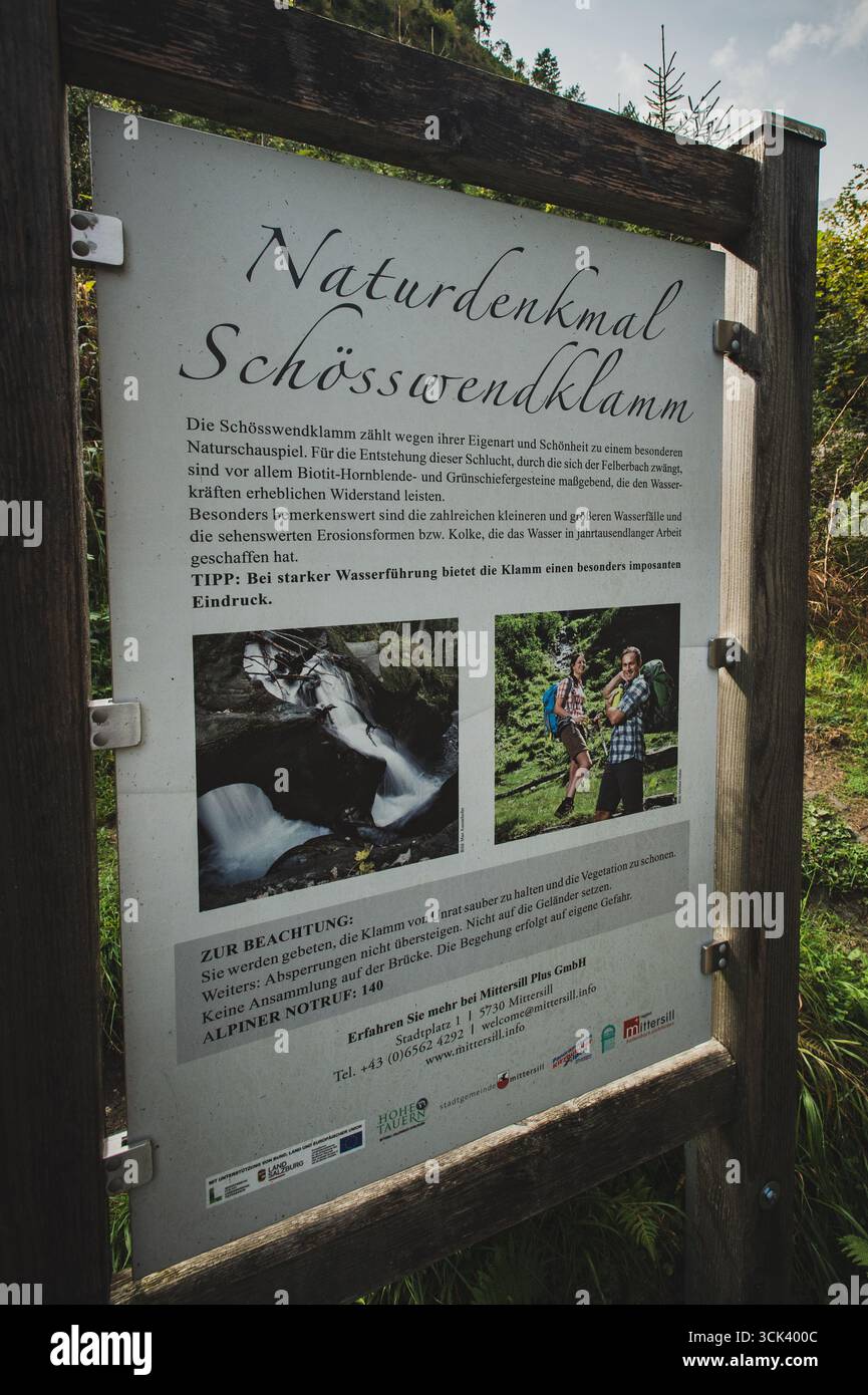 Die Schösswendklamm zählt wegen ihrer Eigenart und Schönheit zu einem besonderen Naturschauspiel. für die Entstehung dieser Schlucht, durch die sich der Felberbach zwängt, sind vor allem Biotit-Hornblende- und Grünschiefergesteine maßgebend, die den Wasserkräften erheblichen Widerstand leisten. Besonders bemerkenswert sind die zahlreichen kleineren und größeren Wasserfälle. 24.09.2020. // la Gola di Schösswend è considerata uno spettacolo naturale unico per la sua unicità e bellezza. Le rocce biotite-ornblende e greenschiste furono i fattori principali nella formazione di questa gola, attraverso la quale Foto Stock