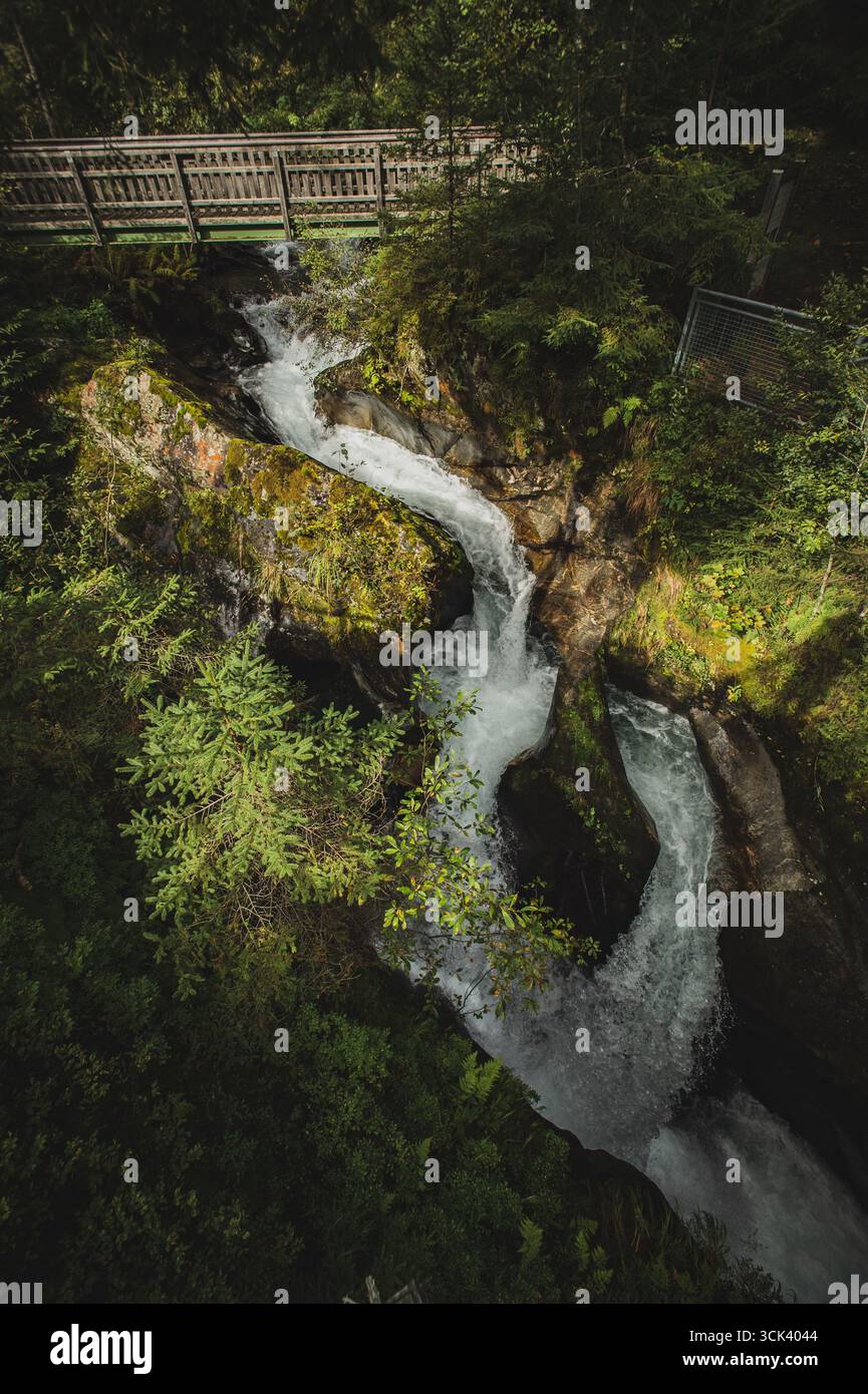Die Schösswendklamm zählt wegen ihrer Eigenart und Schönheit zu einem besonderen Naturschauspiel. für die Entstehung dieser Schlucht, durch die sich der Felberbach zwängt, sind vor allem Biotit-Hornblende- und Grünschiefergesteine maßgebend, die den Wasserkräften erheblichen Widerstand leisten. Besonders bemerkenswert sind die zahlreichen kleineren und größeren Wasserfälle. 24.09.2020. // la Gola di Schösswend è considerata uno spettacolo naturale unico per la sua unicità e bellezza. Le rocce biotite-ornblende e greenschiste furono i fattori principali nella formazione di questa gola, attraverso la quale Foto Stock