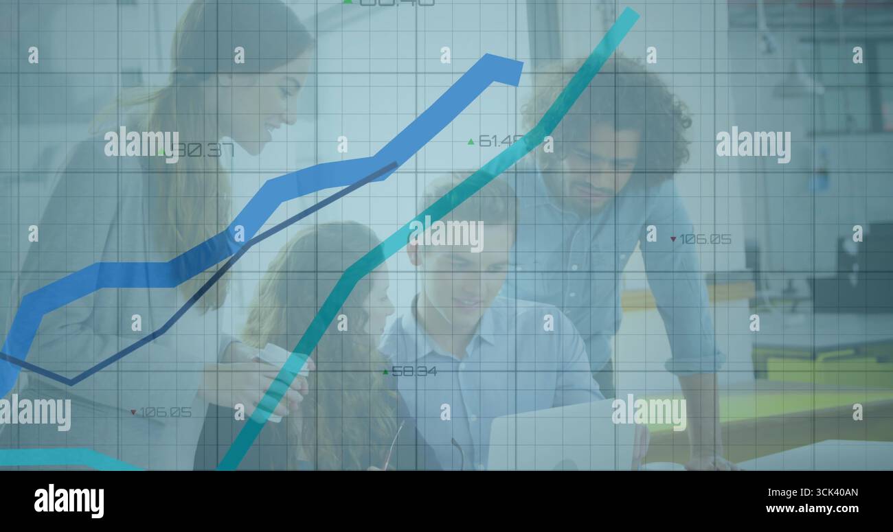 Quattro professionisti in abbigliamento casual che collaborano intorno a un laptop in un ufficio open space, con sovrapposizioni di grafici Foto Stock