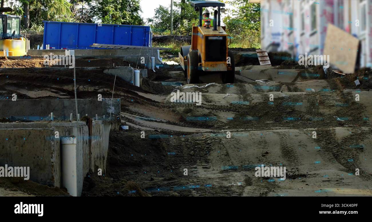 Funzionamento del compattatore a rulli per levigare lo sporco nel cantiere, con fondazioni, tubi in PVC Foto Stock