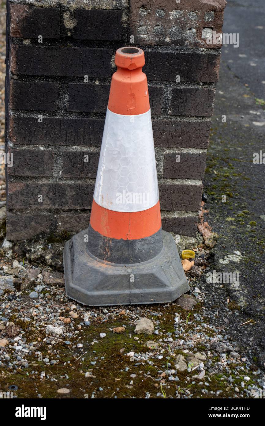 plastica rossa e bianca non c'è un dissuasore a cono taffico da parcheggio sul lato della strada Foto Stock