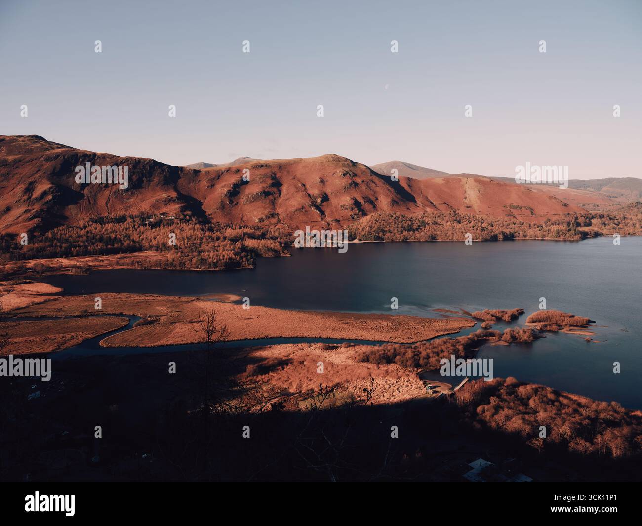 Alba sopra Cat Bells Fell e Derwentwater nel Lake District National Park, Keswick, Cumbria, Inghilterra, Regno Unito - paesaggio tranquillo ancora inverno Foto Stock