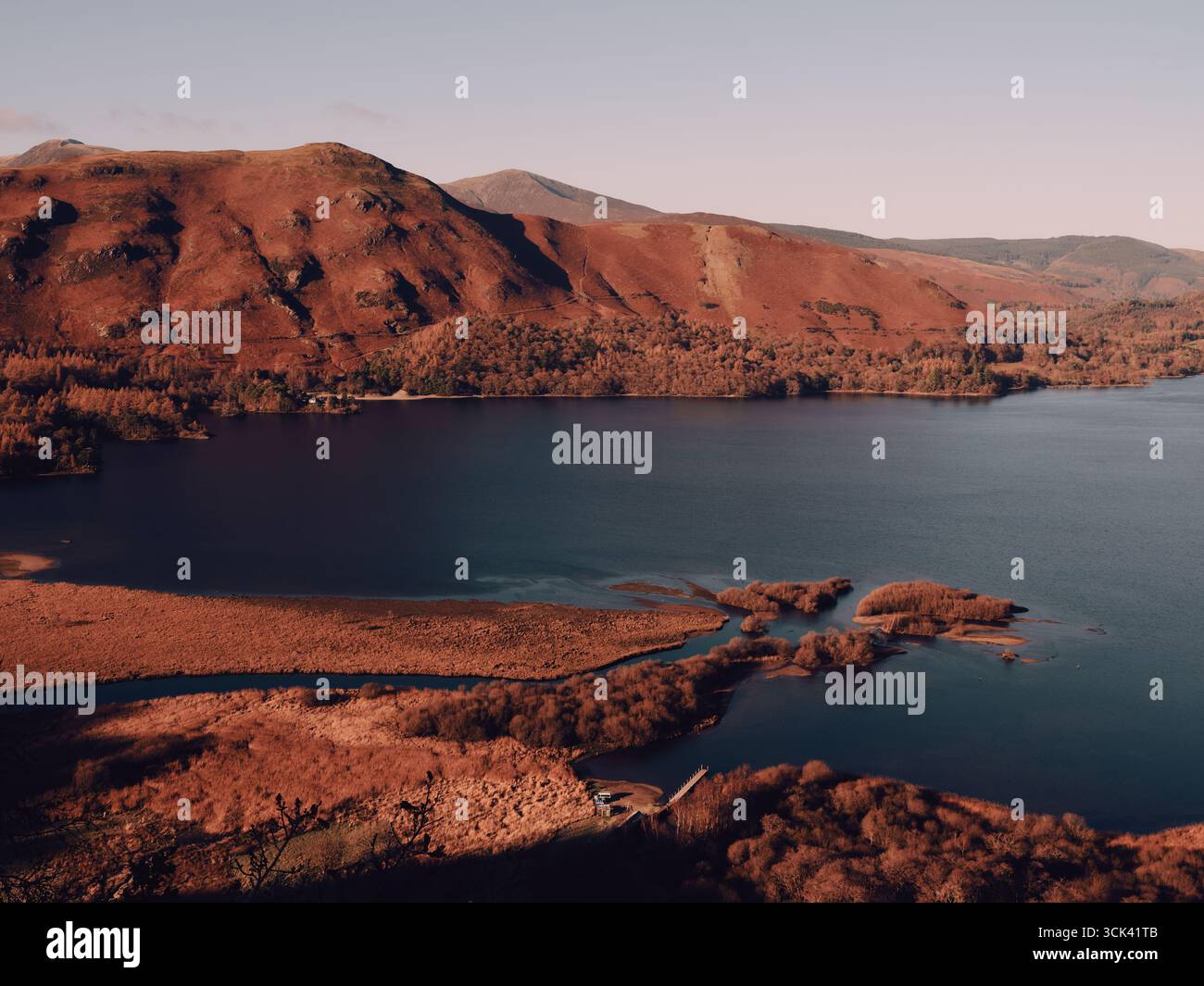 Alba sopra Cat Bells Fell e Derwentwater nel Lake District National Park, Keswick, Cumbria, Inghilterra, Regno Unito - paesaggio tranquillo ancora inverno Foto Stock