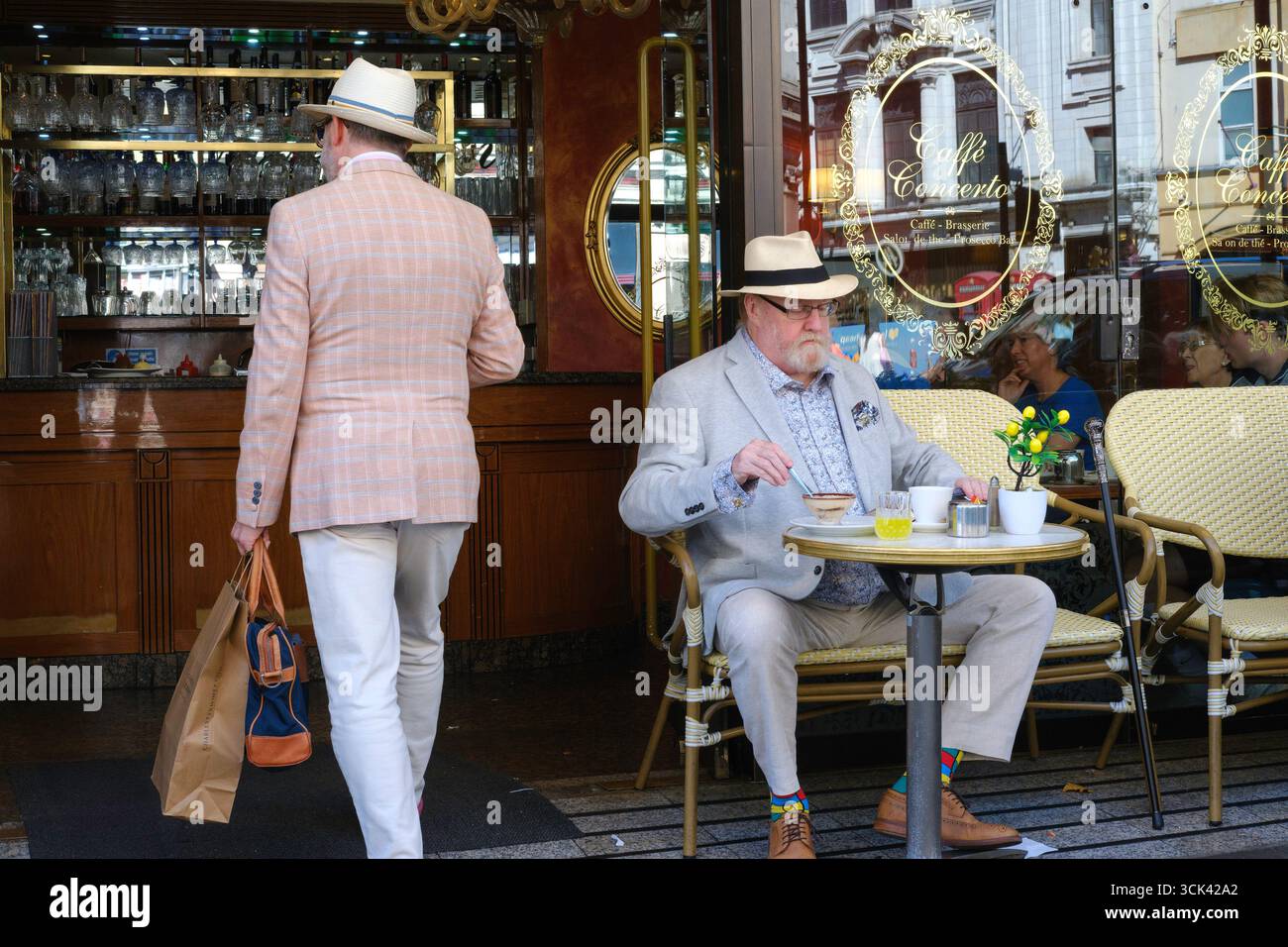 Due uomini vestiti in modo intelligente al Caffe Concerto, Haymarket, Londra, Regno Unito Foto Stock