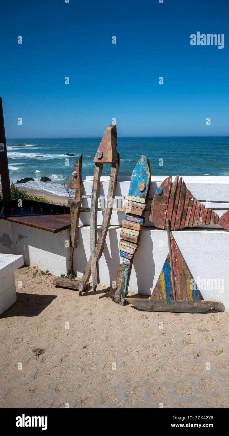 Sculture di Driftwood sulla sabbia vicino a una recinzione a Almograve Beach, Costa Vicentina, Portogallo Foto Stock